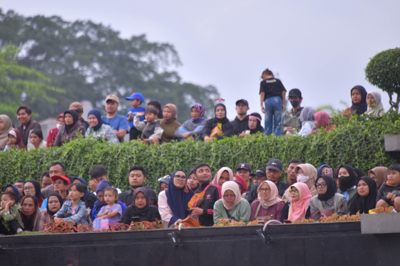 Masyarakat antusias menyaksikan Kirab Budaya, salah satu rangkaian kegiatan Hari Jadi ke-80 Provinsi Jawa Barat, Selasa (19/8/2025).(Foto: dokpim jabar)