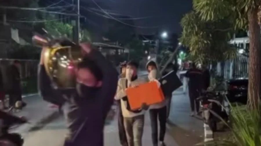 Gelombang Massa Menjarah Rumah Pejabat Negara 