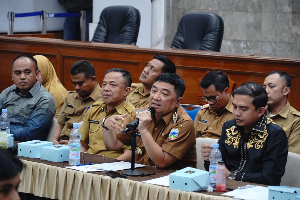 Bupati dan DPRD Kabupaten Garut Terima Aspirasi Mahasiswa dan Masyarakat