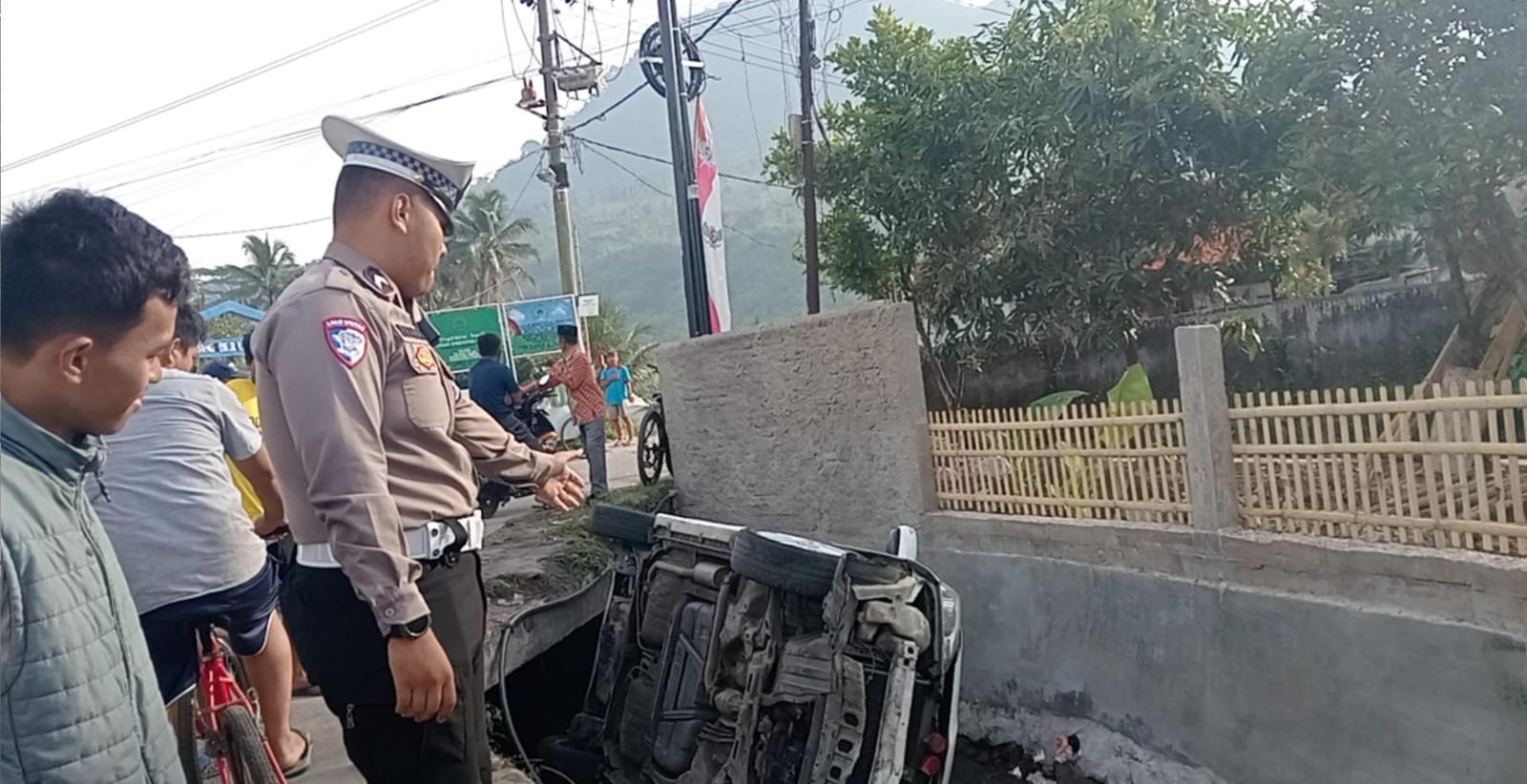 Honda Jazz Masuk Parit di Desa Gandamekar Kadungora Garut