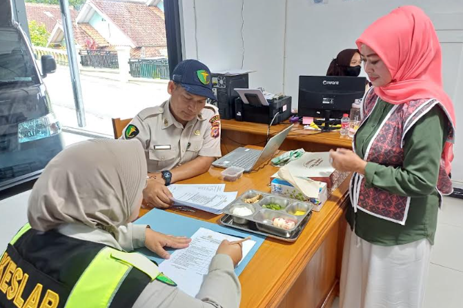 Sidokkes Polres Garut Lakukan Pengecekan Satuan Pelayanan Pemenuhan Gizi, Pastikan Kualitas Makanan Aman dan Higienis