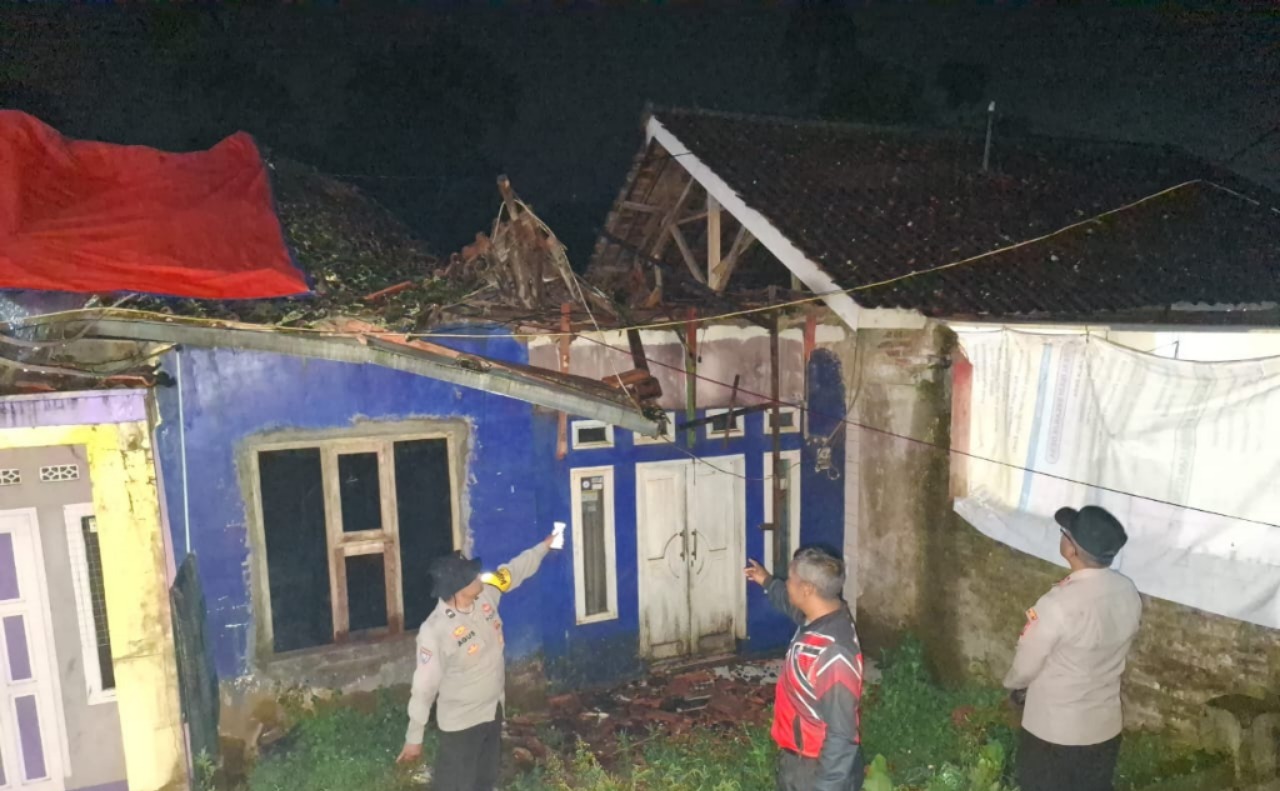 Diguyur Hujan Deras, Rumah Warga di Pasirwangi Garut Roboh