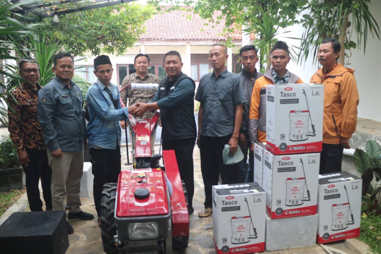 Pemkab Sukabumi Serahkan Bantuan Alsintan kepada 56 Kelompok Tani