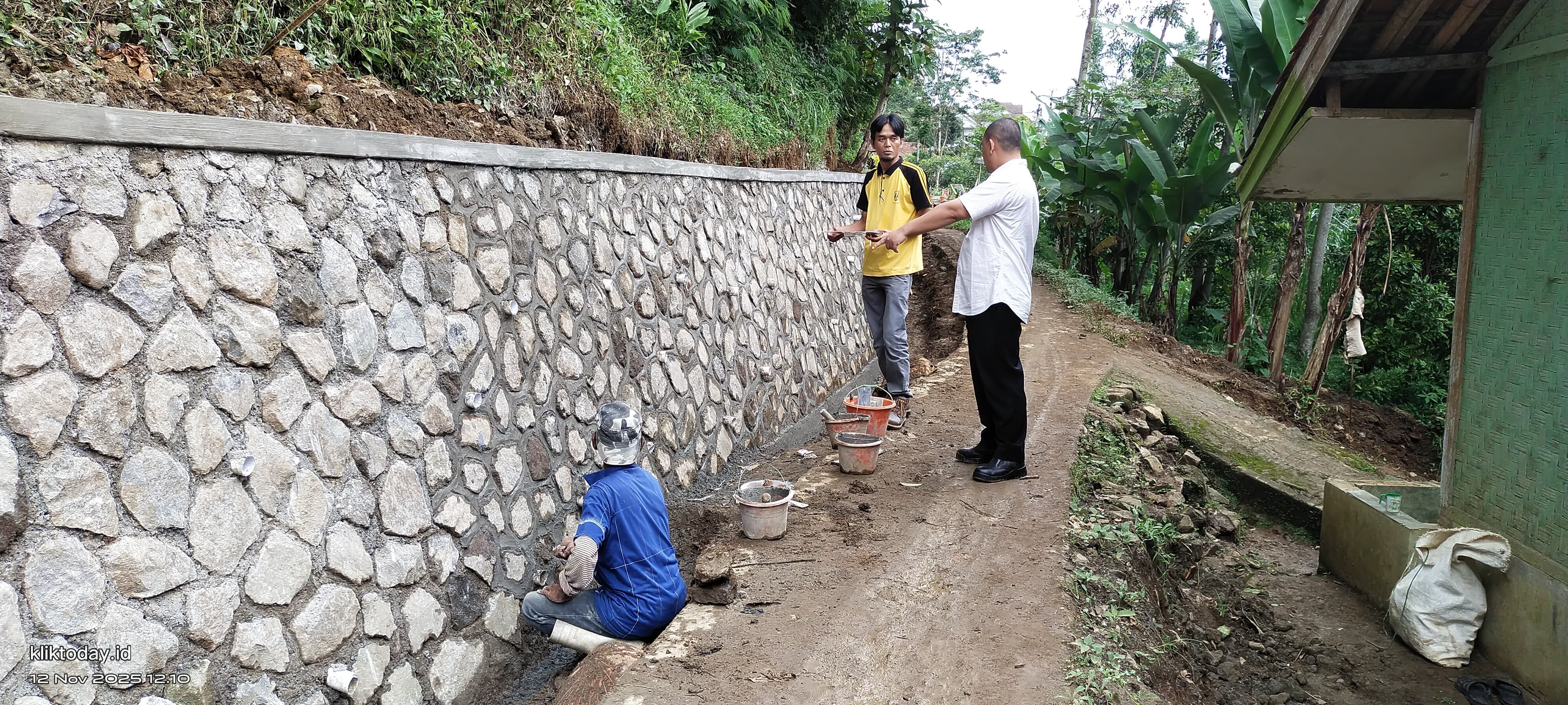 Zetta Tinjau Pembangunan Talud di SMPN 2 Kabandungan, Hasilnya Sangat Menggembirakan