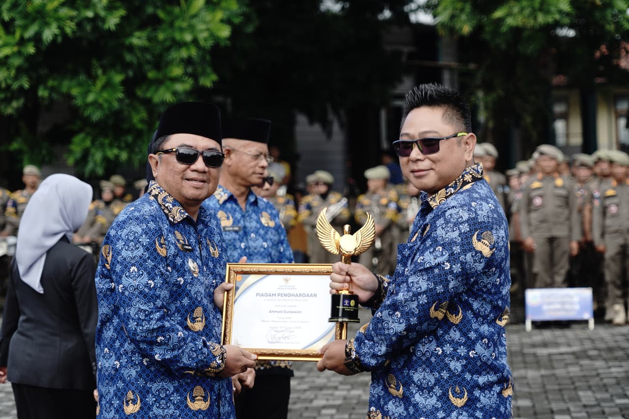 Raih Juara 3 Nasional, Kades Barusari Garut Terima Penghargaan Peacemaker Justice Award