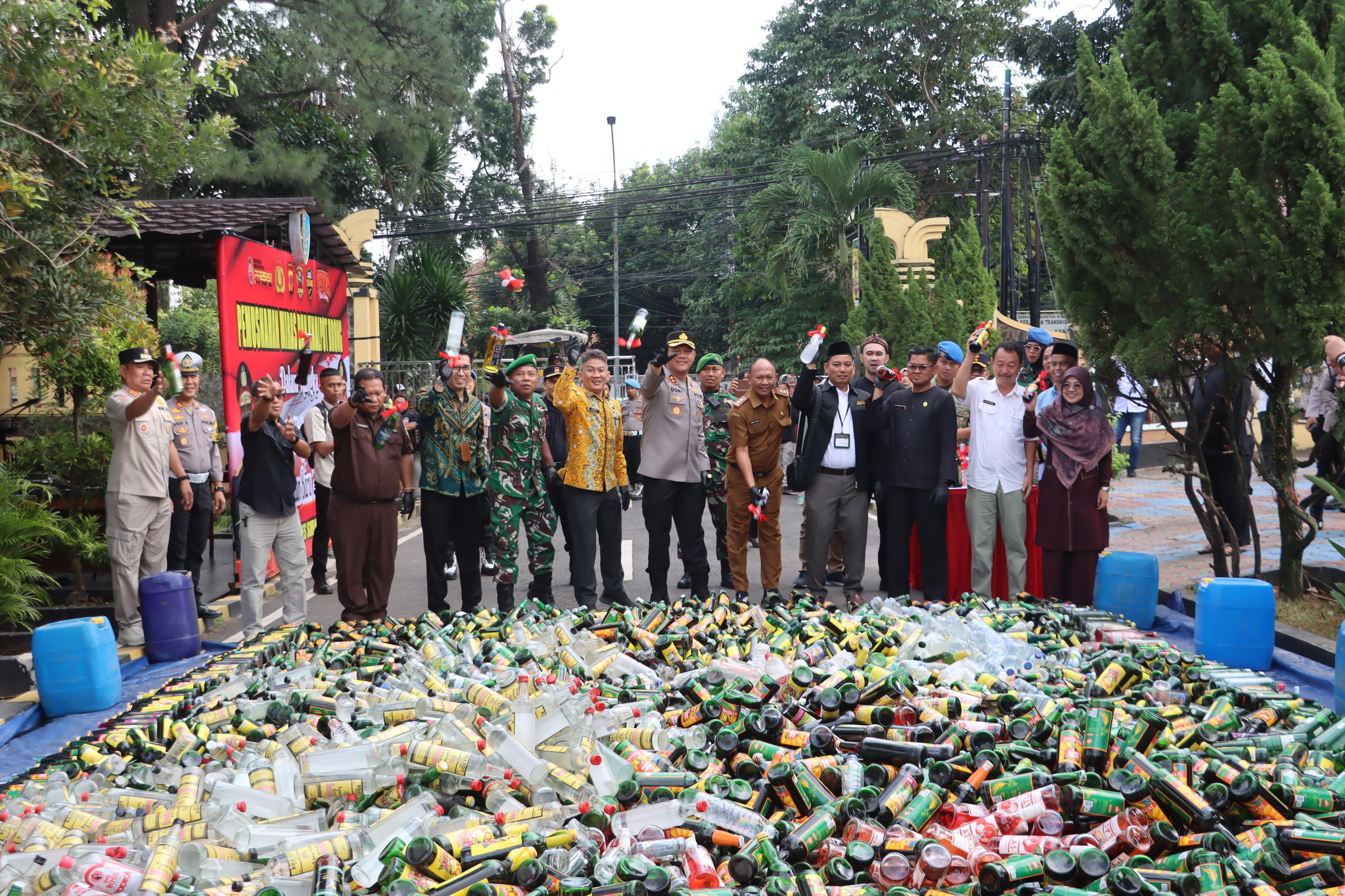 Polres Subang Musnahkan 16.000 Botol Miras dan 520 Knalpot Brong