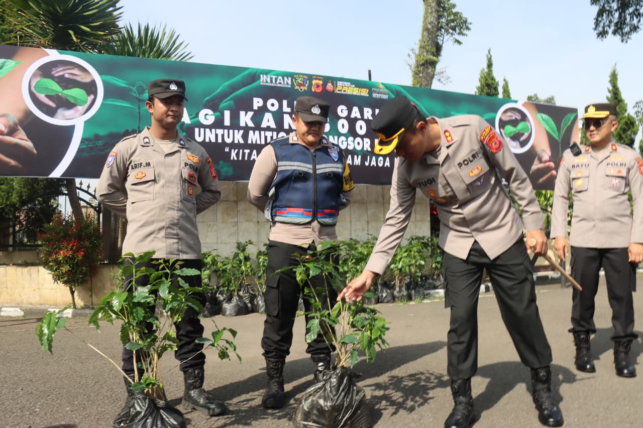 Polres Garut Bagikan 500 Pohon Kopi untuk Mitigasi Longsor dan Banjir