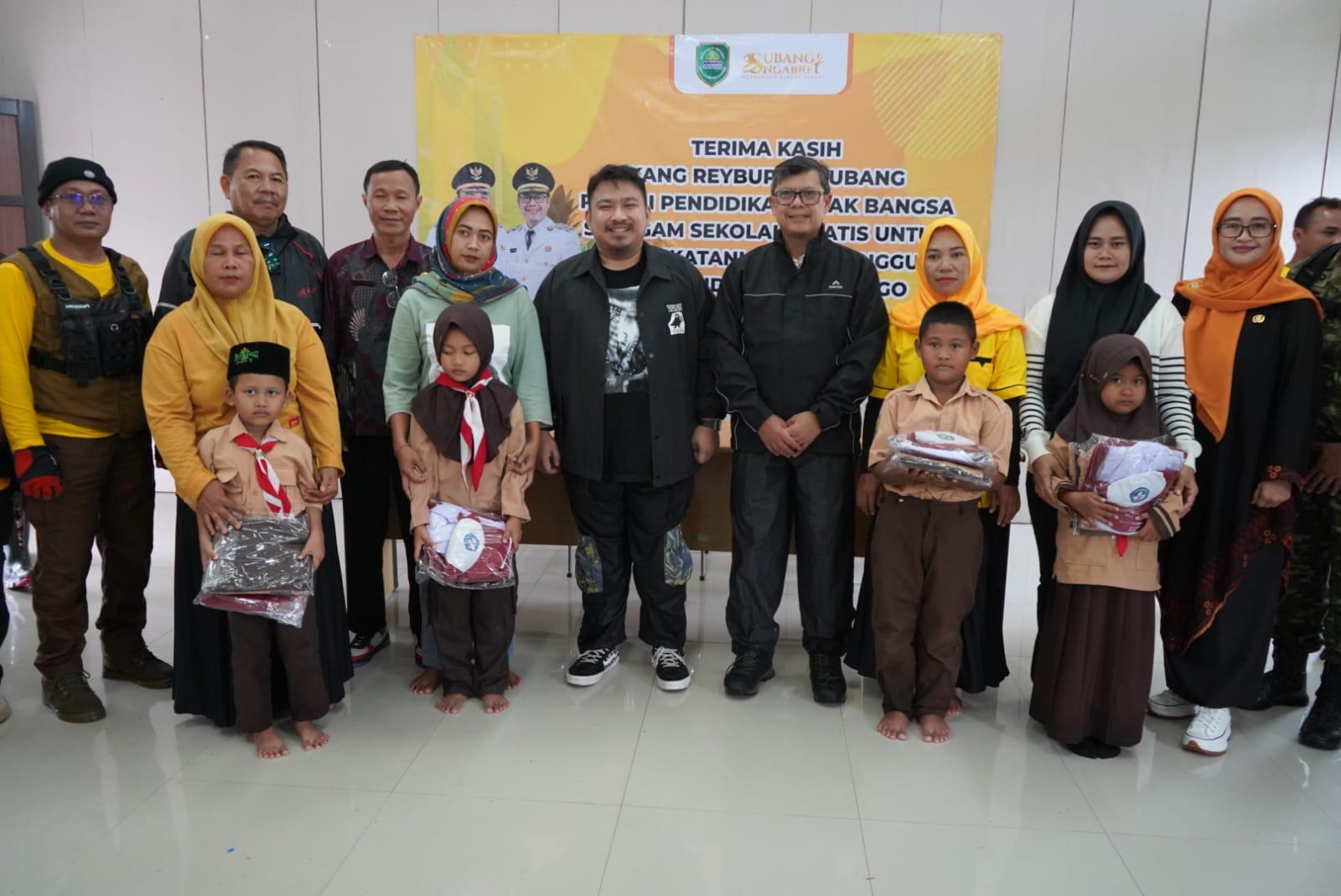 Penuhi Janji Politik Bupati Subang Serahkan Seragam Sekolah SD dan SMP
