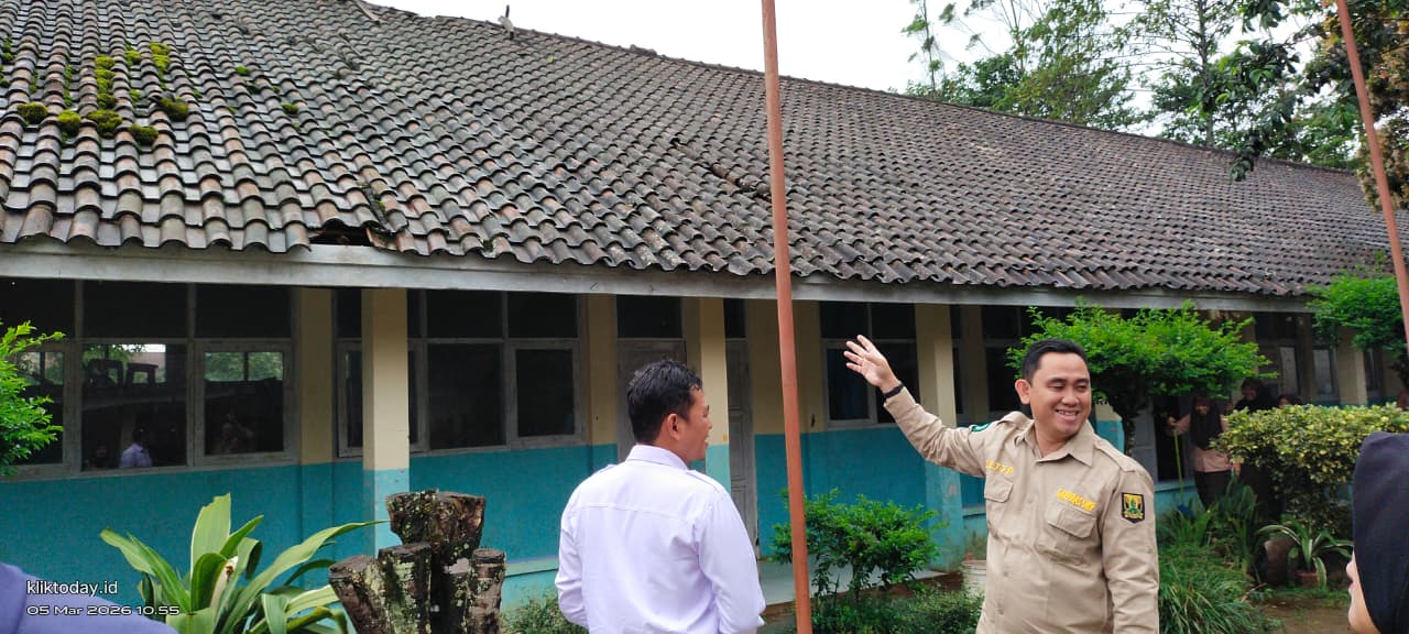 Kasi Sarpras Disdik Kabupaten Sukabumi Tinjau Ambruknya Kelas di SMPN 3 Gegerbitung 