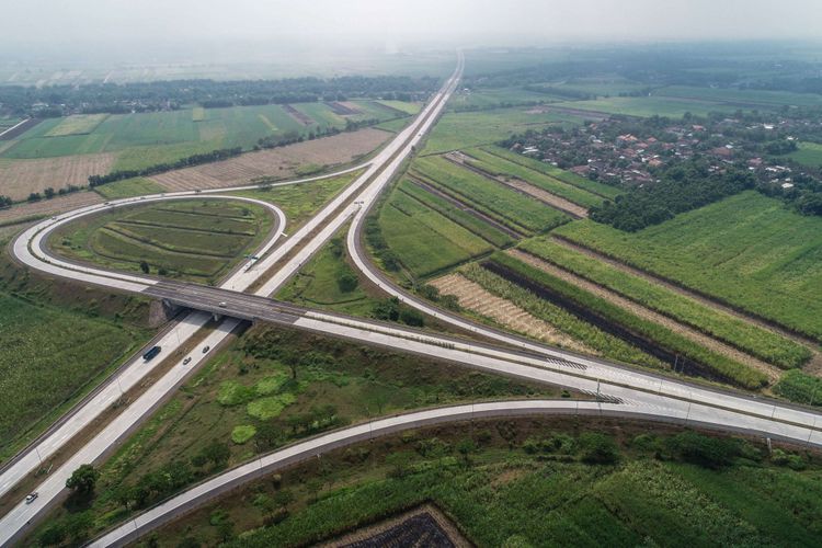 Foto udara simpang susun bandar di Tol Surabaya-Mojokerto di Jawa Timur, Selasa (5/6/2018). Tol Surabaya-Mojokerto termasuk dalam jaringan Tol Trans-Jawa dan sudah dapat dilintasi para pemudik.(Foto:Kompas.com)