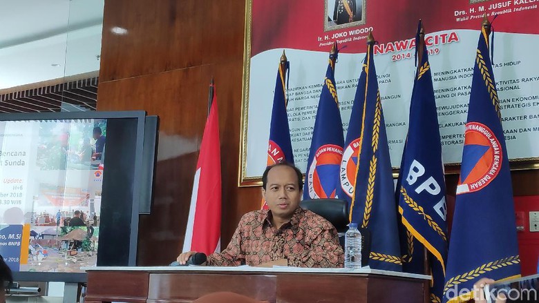 Kepala Pusat Data, Informasi, dan Humas BNPB Sutopo Purwo Nugroho dalam jumpa pers mengenai perkembangan penanganan pasca tsunami Selat Sunda, Jumat (28/12/2018)Foto: Matius Alfons-detikcom