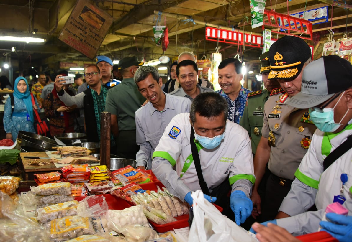 Sidak harga pangan : Sekda Jabar Iwa Karniwa.