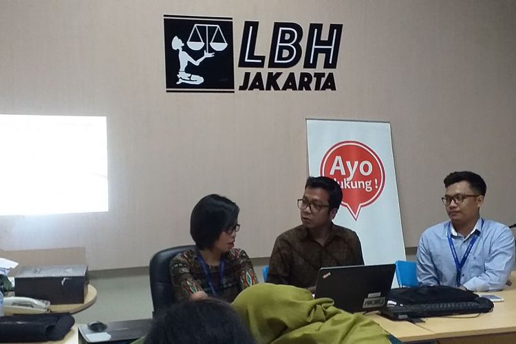 LBH Jakarta memaparkan dugaan pelanggaran aplikasi pinjamna online di kantor LBH, Jakarta (Foto: kompas)