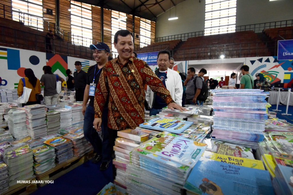 Sekda Jabar, Iwa Karniwa, keliling stand pameran  buku. Foto: huams Jabar