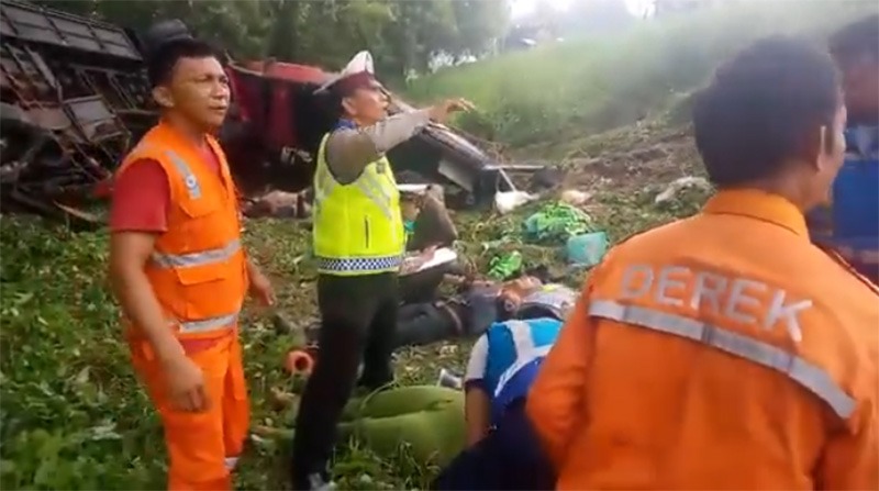 Petugas saat mengevakuasi korban kecelakaan bus di Jalan Tol Cipularang KM 70.480, jalur B,  Kampung Sukamanah, Desa Cigelam  Kecamatan Babakan Cikao Kabupaten Purwakarta. Foto: Dara.co.id/Ist