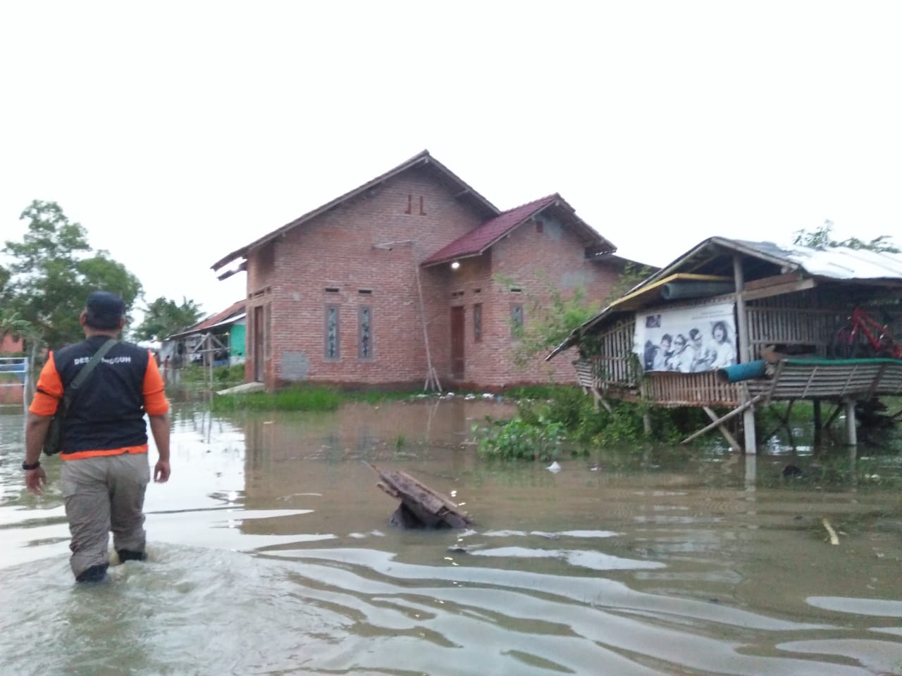 Petugas BPBD Kabupaten Karawang meninjau rumah warga yang terkena banjir. Foto: Dara.co.id/Teguh
