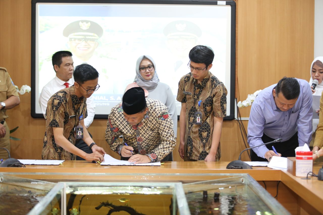 Wali Kota Bandung, Oded M Danial, menandatangani Kontrak Payung Pengadaan Oarang dan Jasa di lingkungan Pemkot Bandung Tahun Anggaran 2019. Foto: Humas Pemkot Bdg