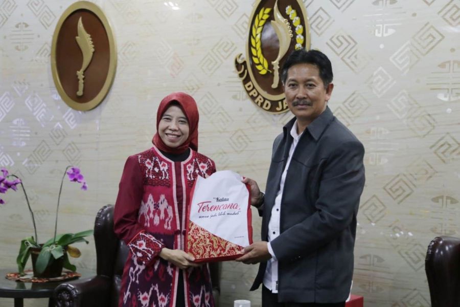 Ketua DPRD Provinsi Jawa Barat, Ineu Purwadewi Sundari, menerima kunjungan  DP3AKB dan BKKBN Perwakilan Provinsi Jawa Barat. Kunjungan terkait silaturahmi dan pemaparan program kerja DP3AKB dan BKKBN Perwakilan Provinsi Jawa Barat. Foto: Humas DPRD Provinsi Jabar