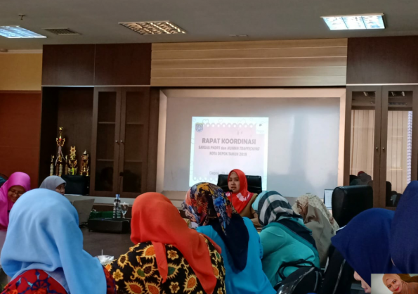 Kepala Bidang Perlindungan Perempuan dan Pengarusutamaan Gender (DPAPMK) Kota Depok, Bety Setyorini, memimpin Rakor Satgas PKDRT dan Human Trafficking. Foto: Humas Pemkot Depok/ Ist