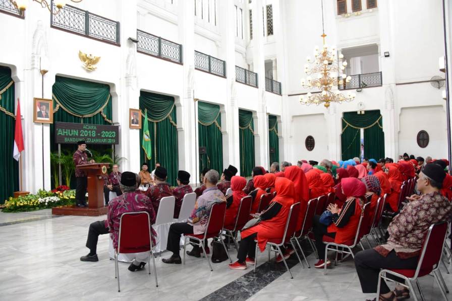 Pengukuhan Dewan Pengarah dan pengurus LLI Provinsi Jawa Barat di Gedung Sate Bandung. Foto: Humas Pemprov Jabar