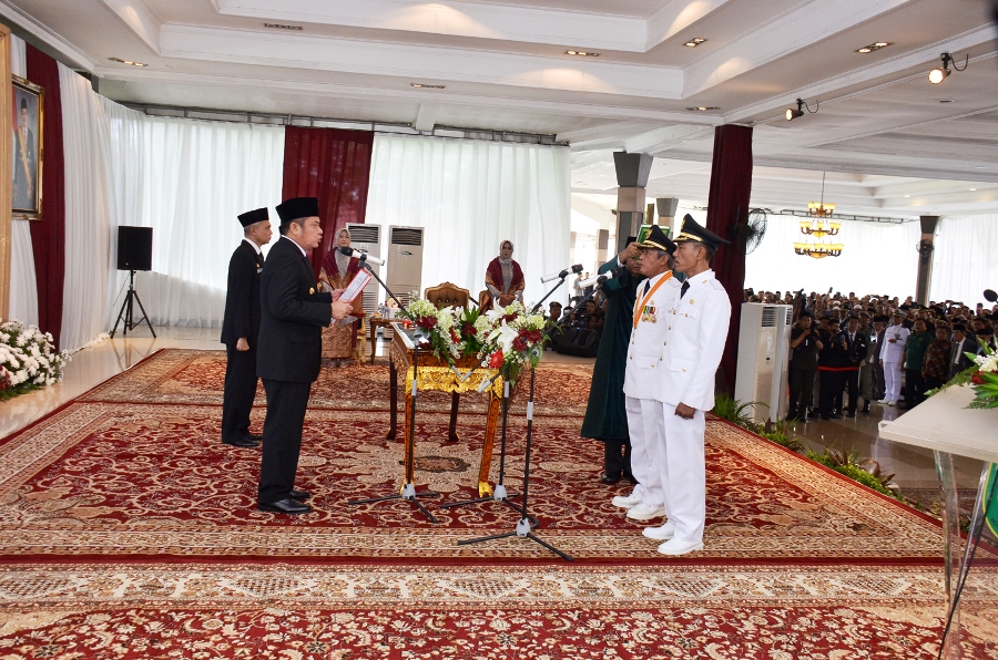 Gubernur Sumatera Selatan, Herman Deru, melantik Pasangan H Iskandar, SE dan H M Djakfar Shodiq,  sebagai Bupati dan Wakil Bupati OKI periode 2019-2024, di Griya Agung. Foto: Dara.co.id/Erfani 