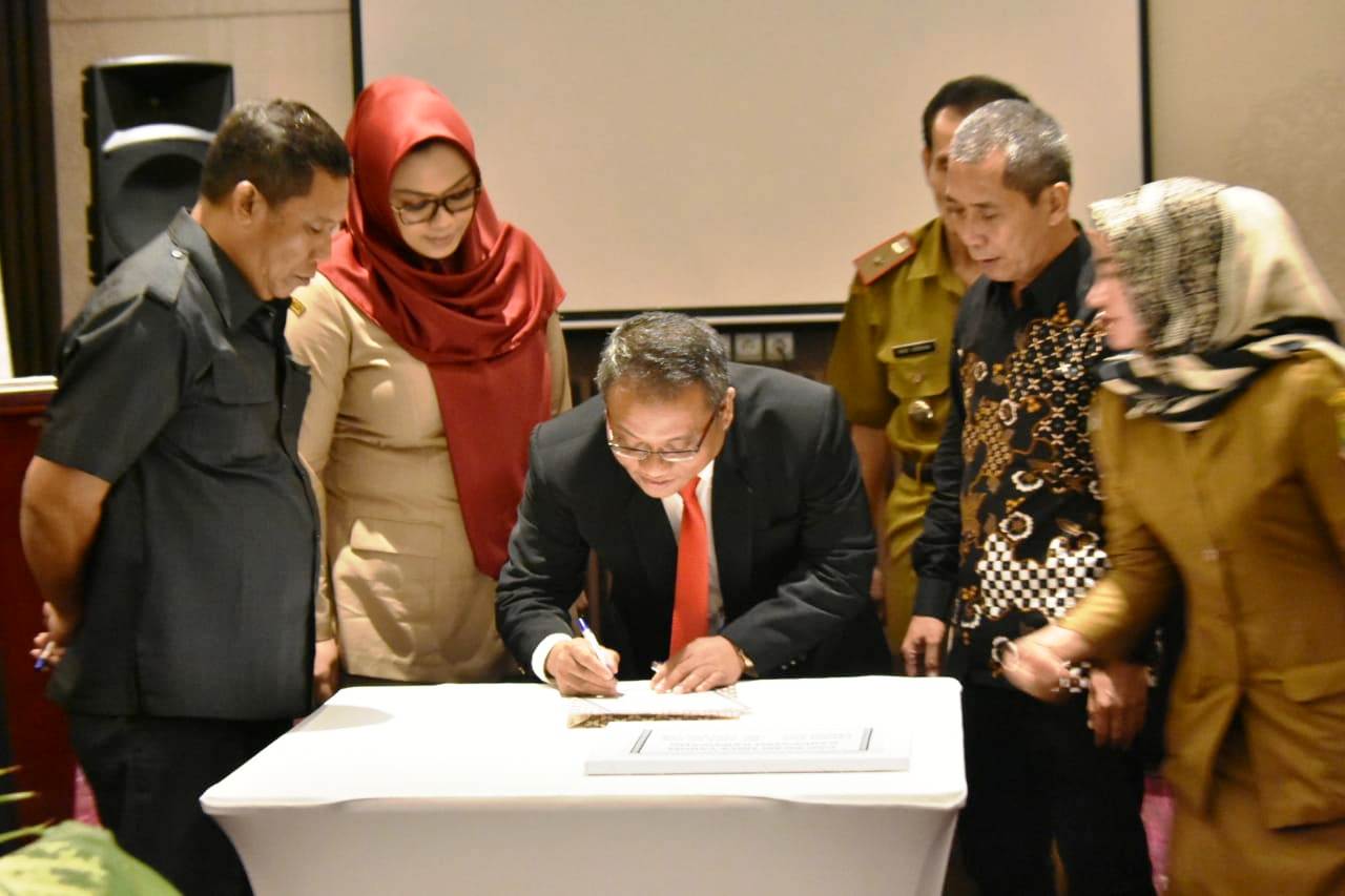 Direktur Utama PDAM Tirta Tarum Karawang, M. Soleh, menandatangi  berita acara dalam rapat umum perusahaan daerah. Foto: Drara.co.id/Teguh