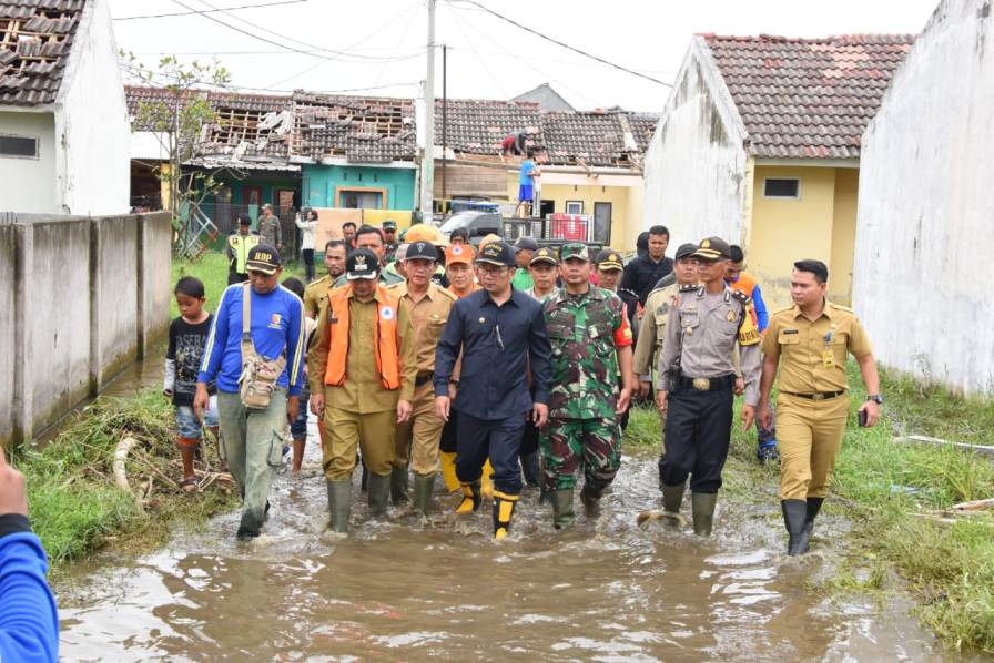 Gubernur Jabar,Ridwan Kmail, saat meninjau loaksi terdampak puting beliang, di Kecamatan Rancaekek, Kabupaten Bnadung. Foto: Humas Pemprov Jabar 