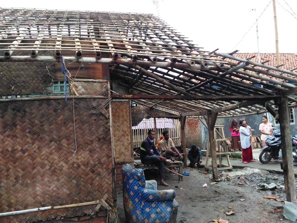 Salah satu rumah yang terdampak puting beliung di lima kecamatan di Kabupaten Karawang. Foto: Dara.co.id/Teguh