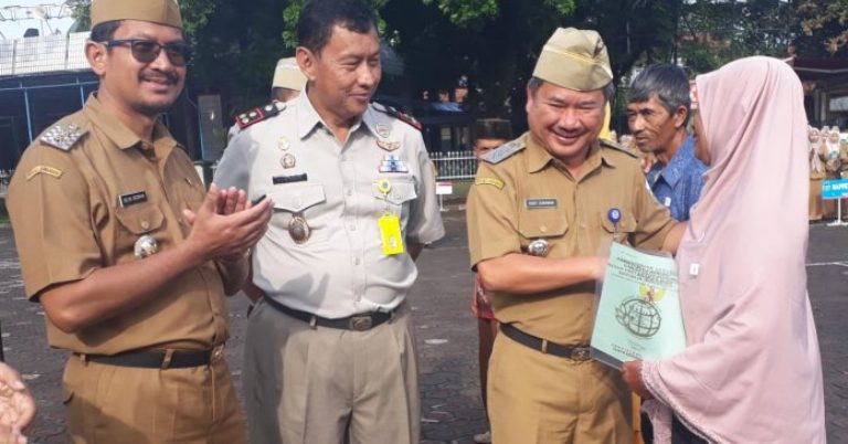 Bupati Garut, Rudy Gunawan, menyerahkan sertifikat tanah kepada seorang warga. Foto: Humas Pemkab Garut