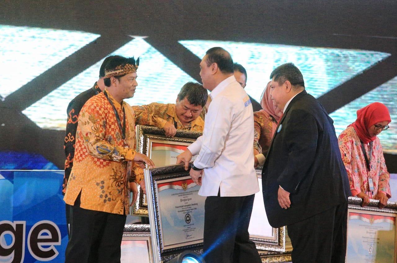 Bupati Bandung, Dadang M Naser, menerima Laporan Hasil Evaluasi SAKIP dari Menteri Menpan-RB RI, Syafruddin, di Ballroom Trans Luxury Hotel Bandung.  Foto: Humas Pemkab Bdg