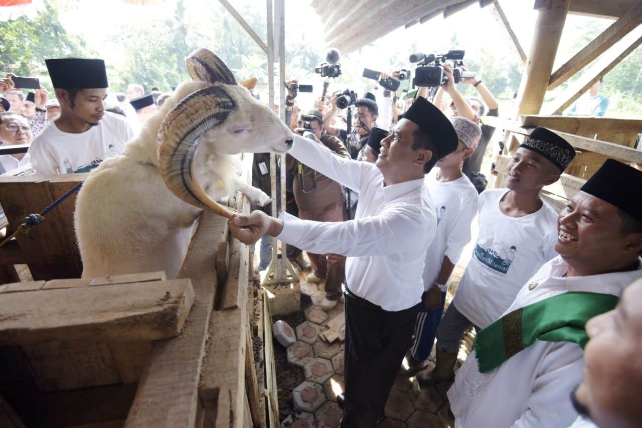 Menteri Pertanian, Andi Amran Sulaeman (memegang tandduk domba) didampingi Wakil Gubernur Jabar, Uu Rhizanul Ulum, seusal launching Santri Tani Milenial, di Tasikmalaya. Foto: Humas Pemprov Jabar 