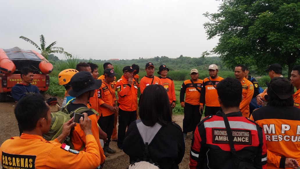 Tim SAR penemu Jasad Aep yang hilang tenggelam di Sungai Citarum, dua hari lalu. Foto: Dara.co.id/Teguh