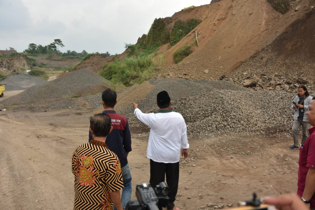 Wakil Gubernur Jawa Barat, Uu Ruzhanul Ulum (berbaju putih, membelakangi lensa kamera), inspeksi di lokasi pertambangan pasir, di Kelurahan Sukalaksana, Bungursari, Kota Tasikmalaya. Foto: Humas Pemprov Jabar