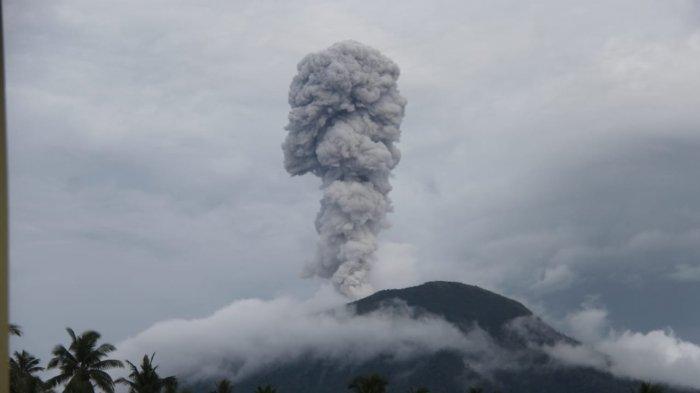 Gunung Ibu meletus (Foto: tribunnews)