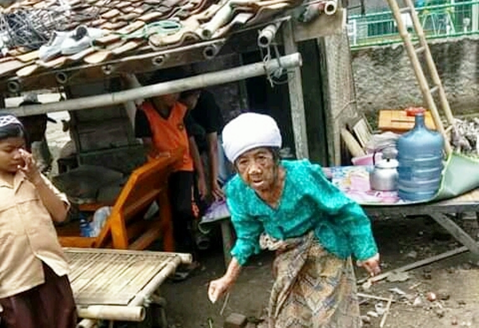 Seorang lanjut usia yang selama ini tinggal di Rutilahu. Foto: Dara.co.id/Teguh 