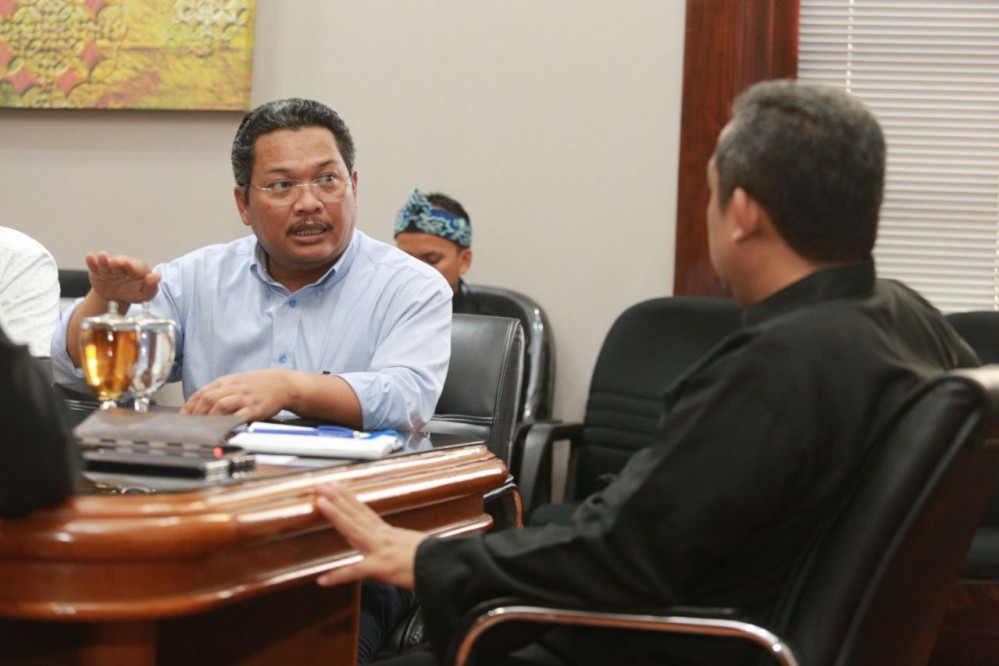 Direktur  SDM dan Legal Adhi Karya, Agung Karianto,  melaporkan kondisi bangunan Stadion GBLA kepada Wakil Wali Kota Bandung, Yana Mulyana, di Balai Kota Bandung. Foto: Humas Pemkot Bdg