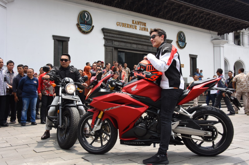 Marc Marquez, bersama Gubernur Jabar, Ridwan Kamil, di depan Gedung Sate Bnadung, Jawa Barat. Foto: Humas Jabar