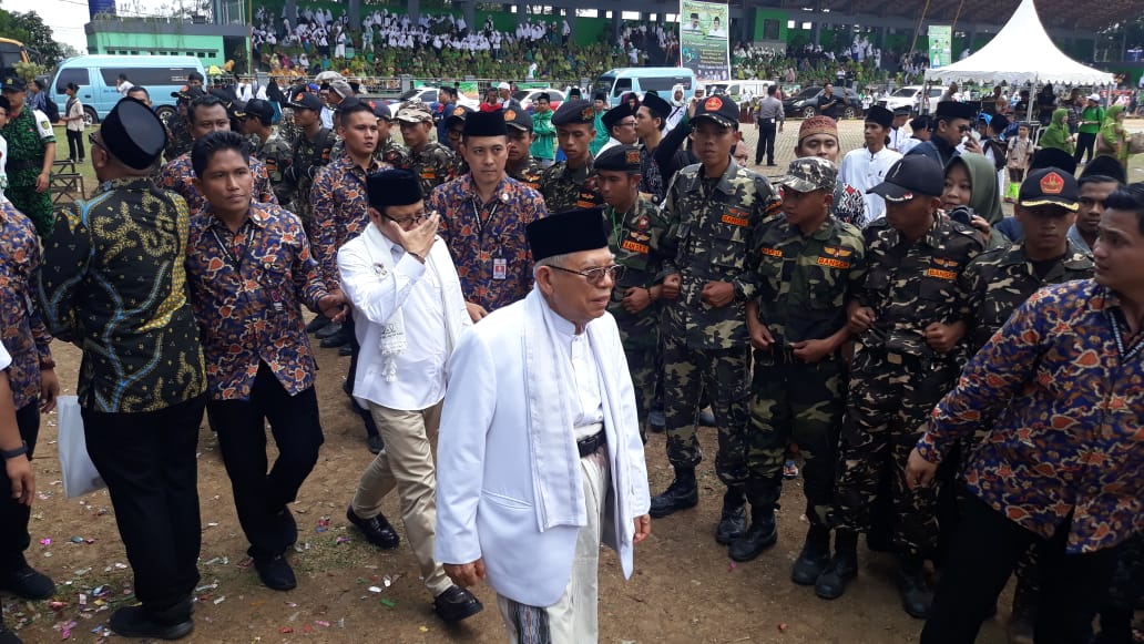 Ketua Umum (PKB), Muhaimin Iskandar, berjalan di belakang KH Ma'ruf Amin. Foto: Dara.co.id