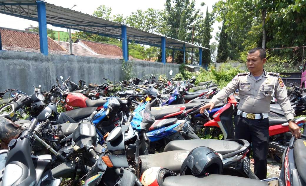 
Kanitlaka Satlantas Polres Garut, Iptu Zaenuri menunjukkan sepeda motor yang terjaring razia di Mapolres Garut, Kamis (14/2/2019). Foto: Dara.co.id/Benny

