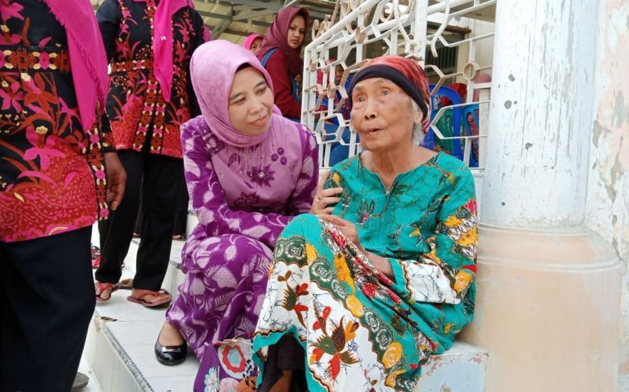 Ketua DPRD Jawa Barat, Ineu Purwadewi Sundari, bersama seorang warga Lansia. Foto: Humas DPRD Jabar