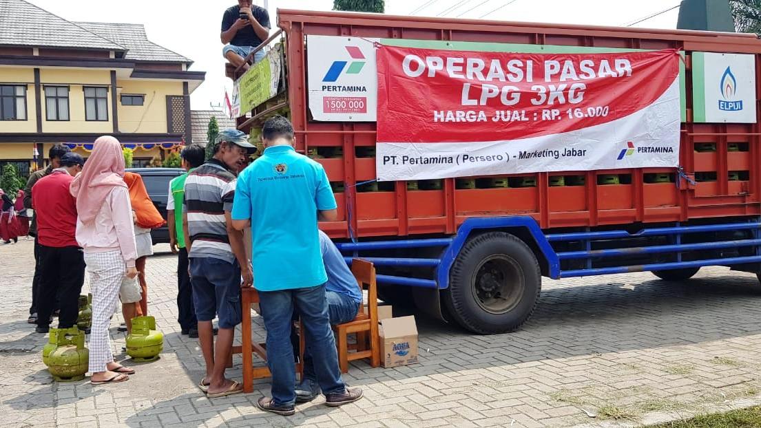 Sejumlah warga Kecamatan Wanaraja, Kabupaten Garut, Jawa Barat mengikuti operasi pasar LPG 3 kilogram yang digelar Pertamina MOR III Jawa Bagian Barat di alun-alun Wanaraja, Kamis (14/2/2019). Foto: Istimewa
