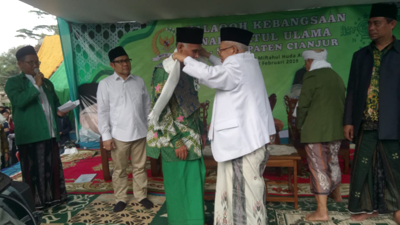 Cawapres RI nomor 01, Ma'ruf Amin, menyelendangkan kain surban kepada salah seorang pengurus Pondok Pesantren Miftahul Huda Al Musri Foto: Dara.co.ida Purwanda