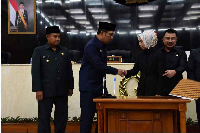 Jawa Barat Ridwan Kamil, bersama Ketua DPRD Jabar Ineu Purwadewi Sundari, menandatangani penetapan Peraturan Daerah (Perda) Jabar tentang Kewirusahaan. Foto: Humas Jabar