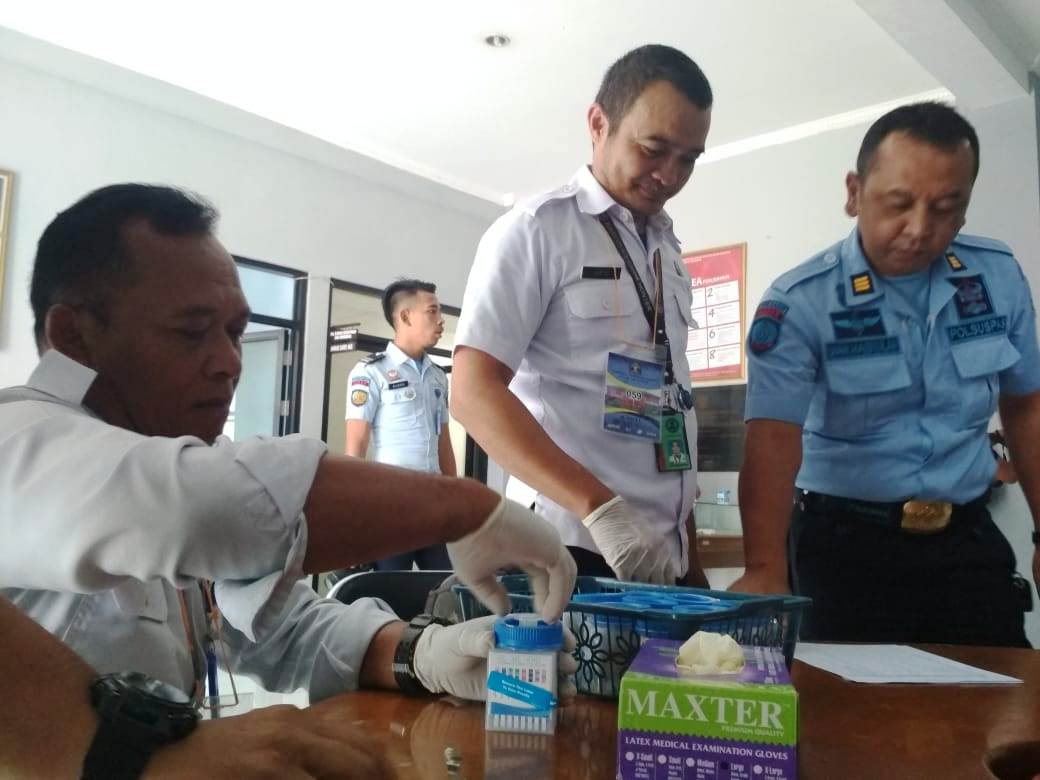 Petugas Lapas Kelas II B Garut menjalani tes urine yang dilakukan BNN Kabupaten Garut, Rabu (13/2/2019). Foto: Dara.co.id/Benny