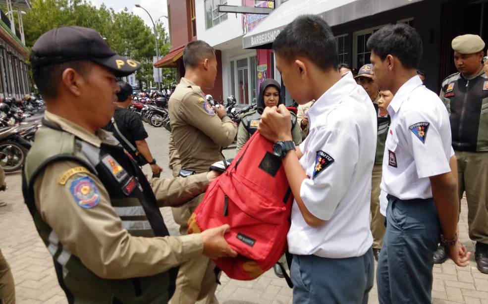 Dua orang pelajar SMK di Kabupaten Garut terjaring razia Satpol PP karena berada di warnet saat jam sekolah. Foto: dara.co.id