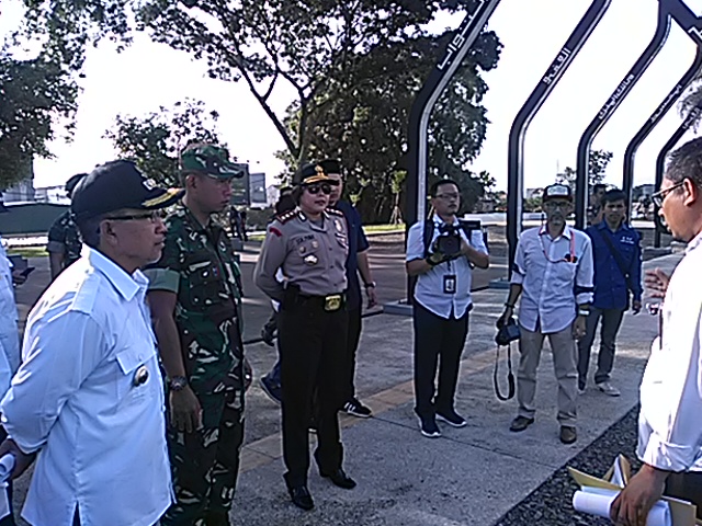 
Plt Bupati Cianjur, Jawa Barat, Herman Suherman (paling kiri, berbaju putih), memimpin persiapan kedatangan Presiden RI, Joko Widodo. Foto: Dara.co.id/Purwanda
