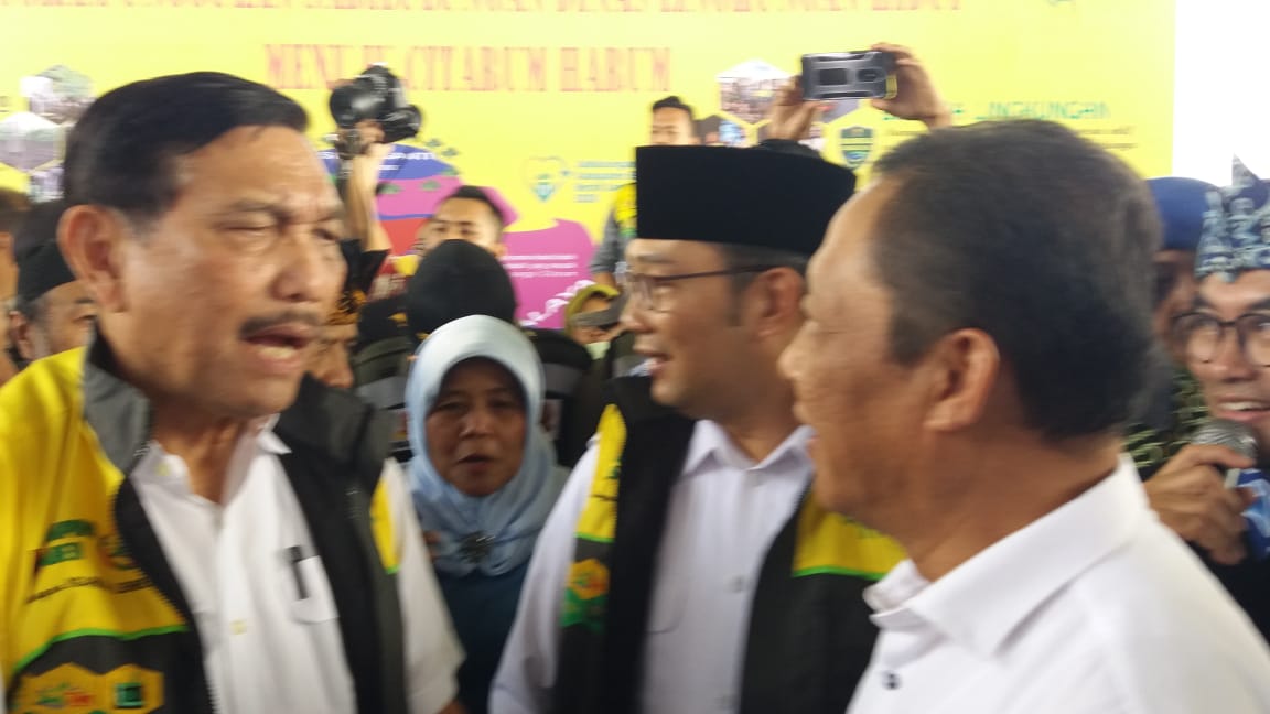 Menko Maritim Luhut Binsar Panjaitan  didamping Gubernur Jawa Barat Ridwan Kamil saat dialog dengan Ditektur komersil PTPN VIII Ryanto Wisnuardhy  dan menyempatkan mencicipi minum Kopi di Stand PTPN VIII di Balerame komplek Gedung Sabilulungan,  Selasa (19/2/2019)