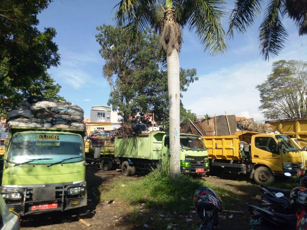 Truk sampah di Kabupaten Garut terparkir di halaman Kantor Dinas Lingkungan Hidup Kabupaten Garut, Selasa (12/2/2019). Sampah tersebut belum bisa dibuang ke TPA Pasirbajing karena akses jalan di TPA tertutup sampah. Foto: Dara.co.id/Firman