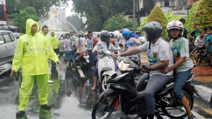 ILUSTRASI. Konvoi muirid SMA setelah kelulusan. Surabaya Tribunnews