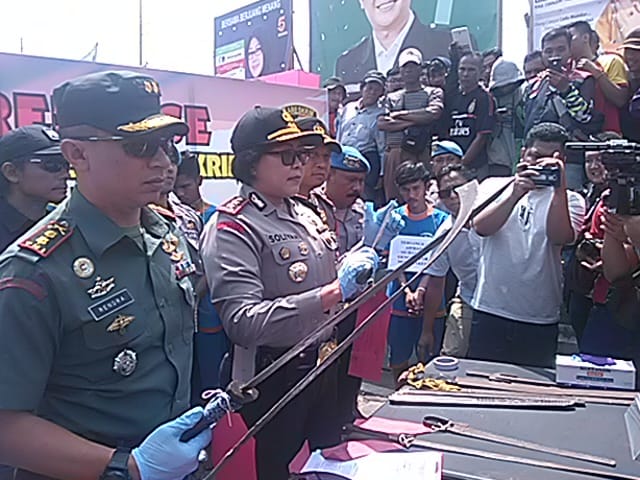 Kapolres Cianjur dan Dandim 0608 Cianjur  memegang barang bukti, senjata tajam. Senjata tajam tersebut digunakan gang motor untuk melakukan kejahatan di jalanan, Kabupaten Cianjur Cianjur. Foto-foto: Dara.co.id/Purwanda